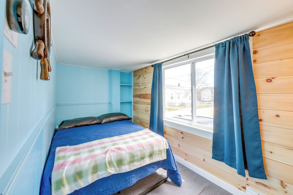 Walk to OOB Pier: Family-friendly Home w/ Hot Tub!