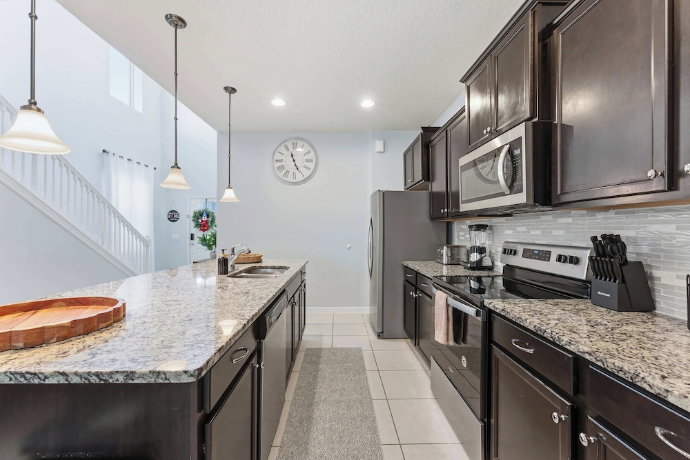 Family 6BR Home, Pool & Game Room
