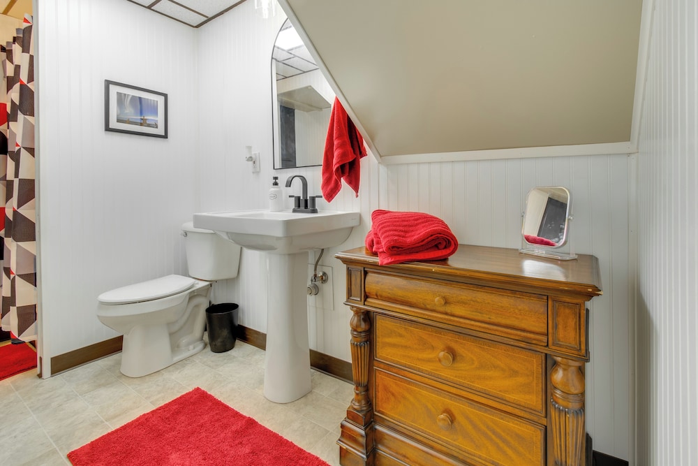 9 Mi to Downtown Rushville: Cozy Getaway w/ Grill