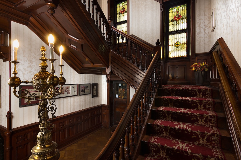 Reynolds Mansion B&B