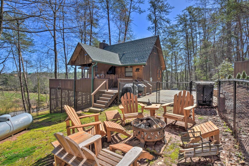 Helen Cabin w/ Deck & Hot Tub < 1/2 Mi to Main St view 5