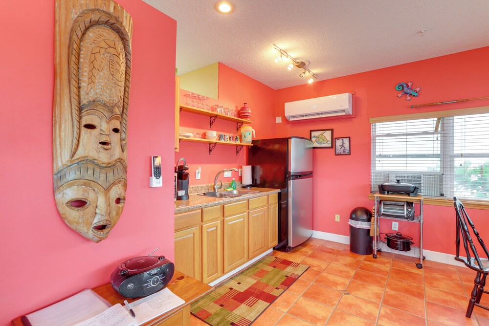 Vibrant Condo - Walk to Indian Rocks Beach!