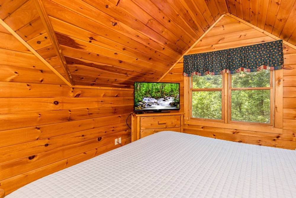 Secluded 3BR Cabin w Hot Tub Dog Friendly Sleeps12