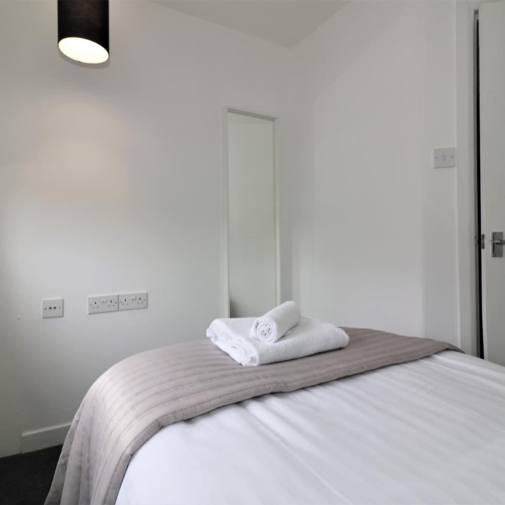 Barons Court - Paisley