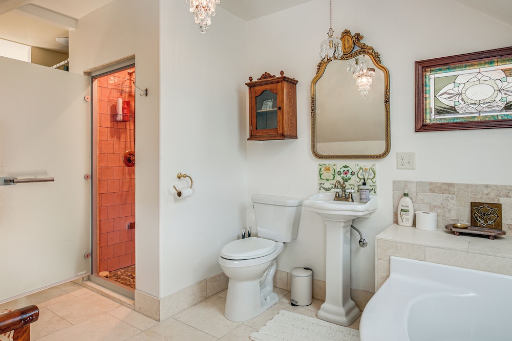 Close to Lake Superior: Walkable Washburn Charmer!