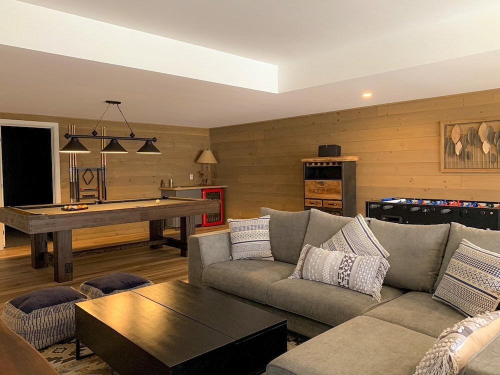 Black Bear - Luxury Mountain-top Villa With hot tub