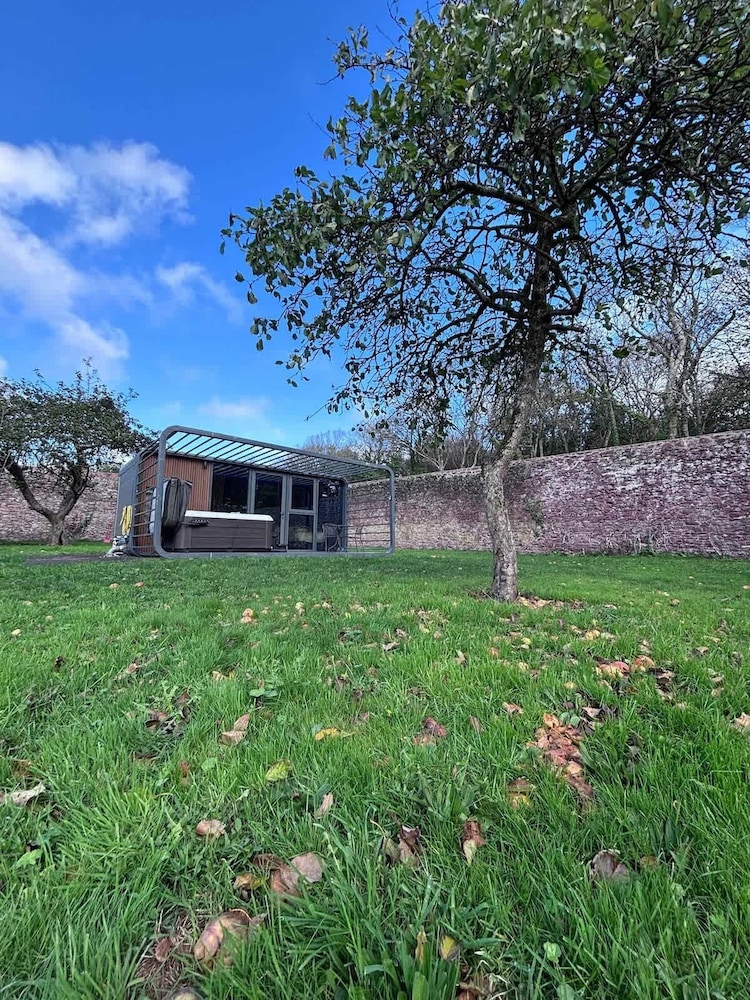 Glamping Pod With Hot Tub in Orchard