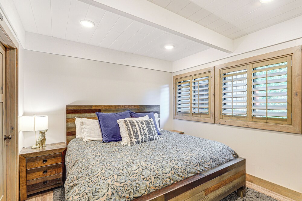 Cozy Sun Valley Townhome w/ Mountain Views! view 3