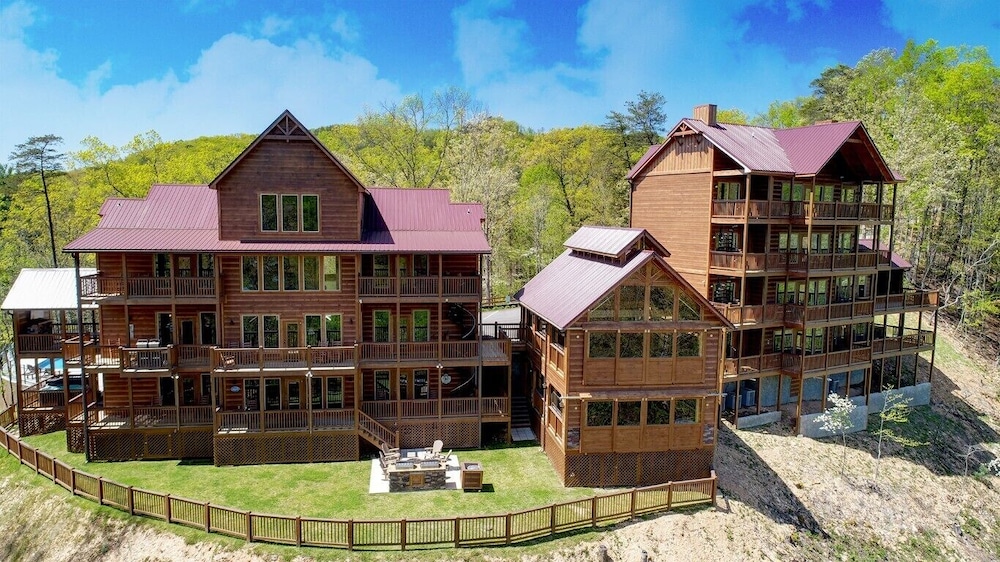 Rocky Top Lodge - 9 Bedrooms, 8 Baths, Sleeps 40 Home by Redawning