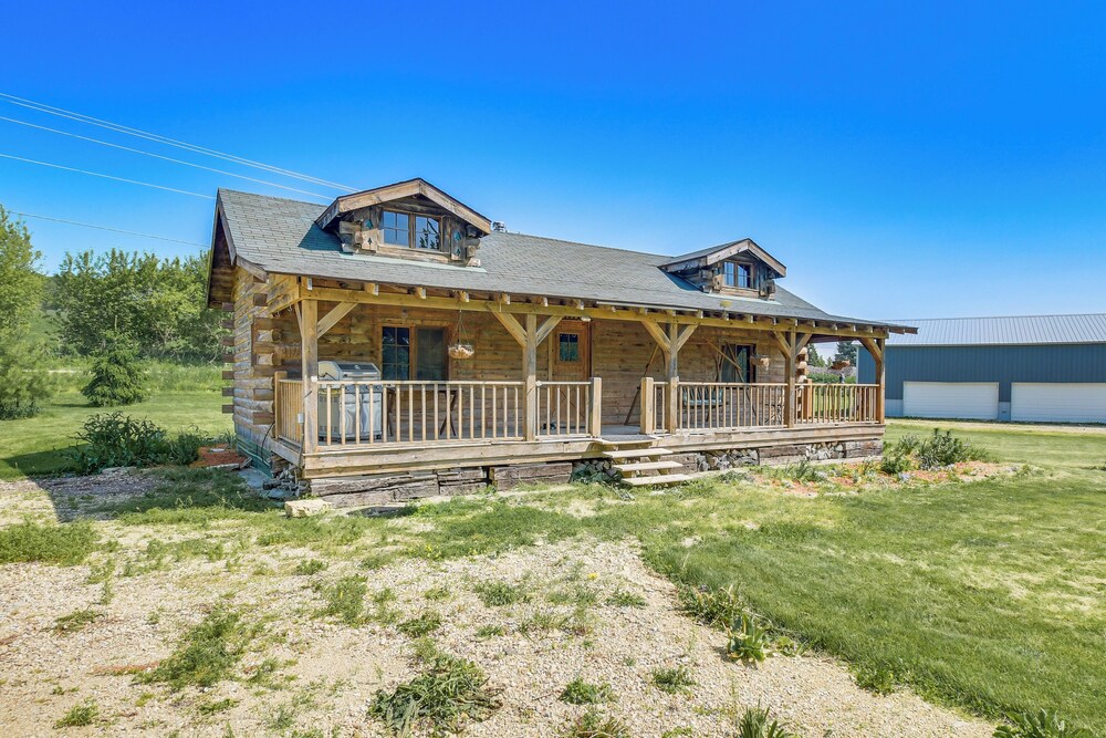 Bellevue Log Cabin w/ Gas Grill & Creek Access