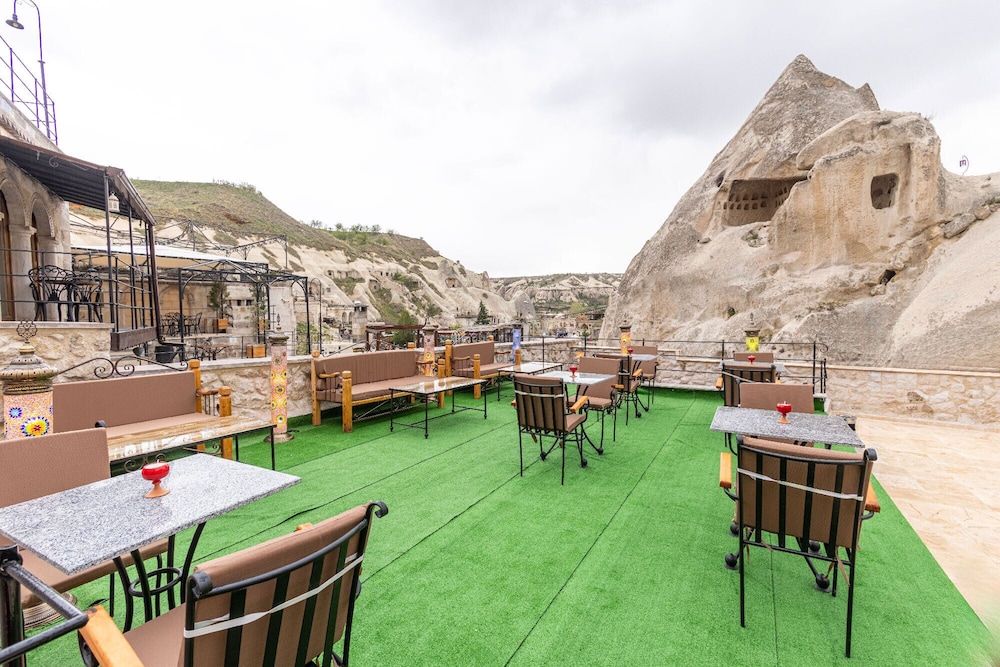 Arkelas Cave House