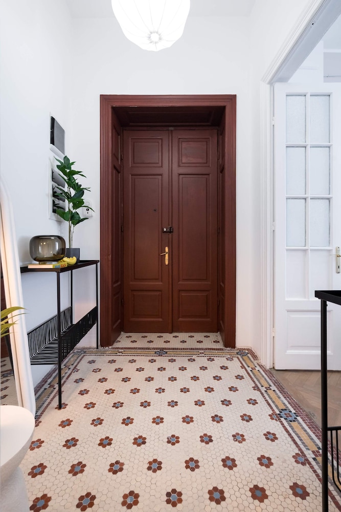 Calea 3BR Victoriei Stunner - Two Living Rooms - Balconies on the Avenue