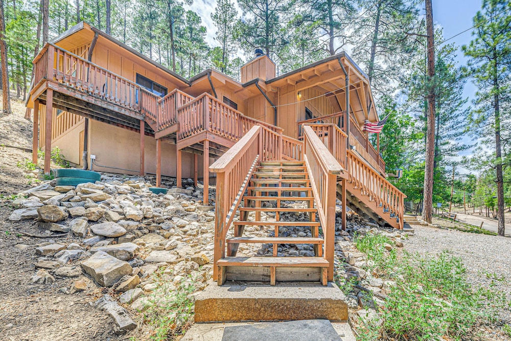 Hot Tub Haven w/ Game Room & Grill in Ruidoso!