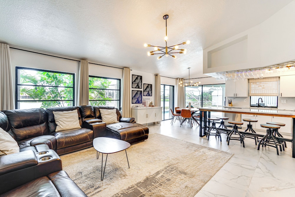 Group Getaway: Luxe Lakeside Gem in Port Charlotte