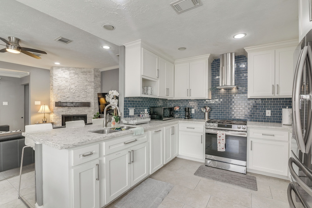 11 Mi to Dtwn: Family Home in Houston!