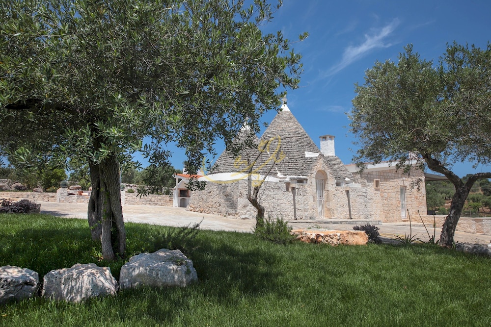 TD Trulli Benedetta w Pool in Peaceful Nature