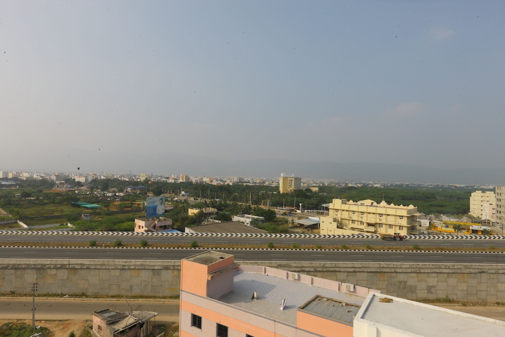 OYO 10701 Moukthi Apartment