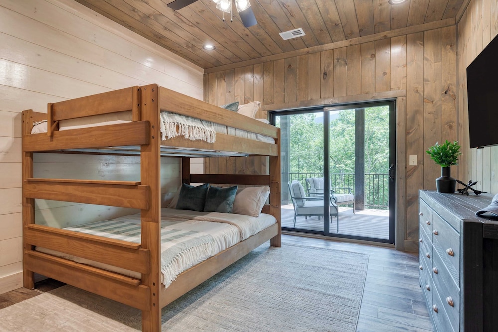 Luxe Cabin w/ Hot Tub, Views & Game Room Sleeps 10 Do Good Holler by Avantstay