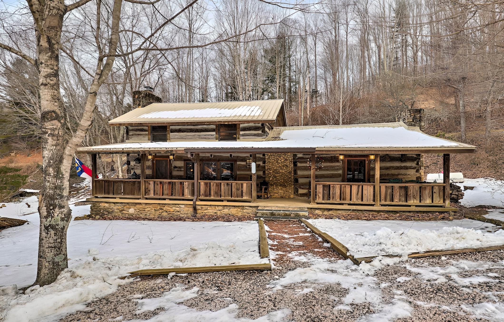 Rustic Mars Hill Cabin: 20 Miles to Asheville!