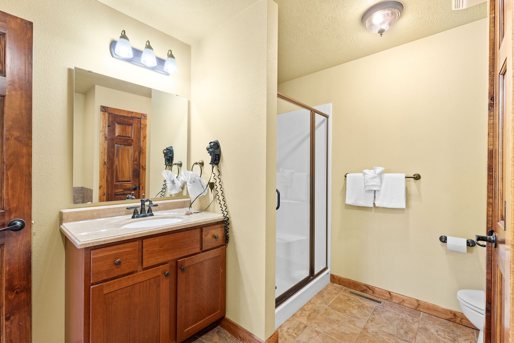 Timeless Memories Lodge 6 Bedroom Cabin by RedAwning