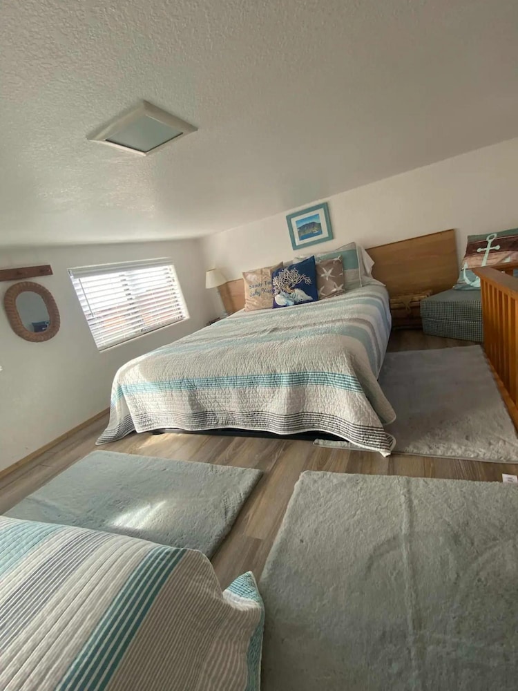 Oceanview Cabin 19 Jacuzzi Large Deck w Seating