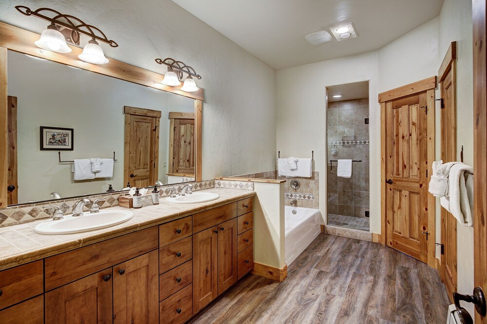 Spacious, Updated Townhome With Private Garage 3 Bedroom Condo