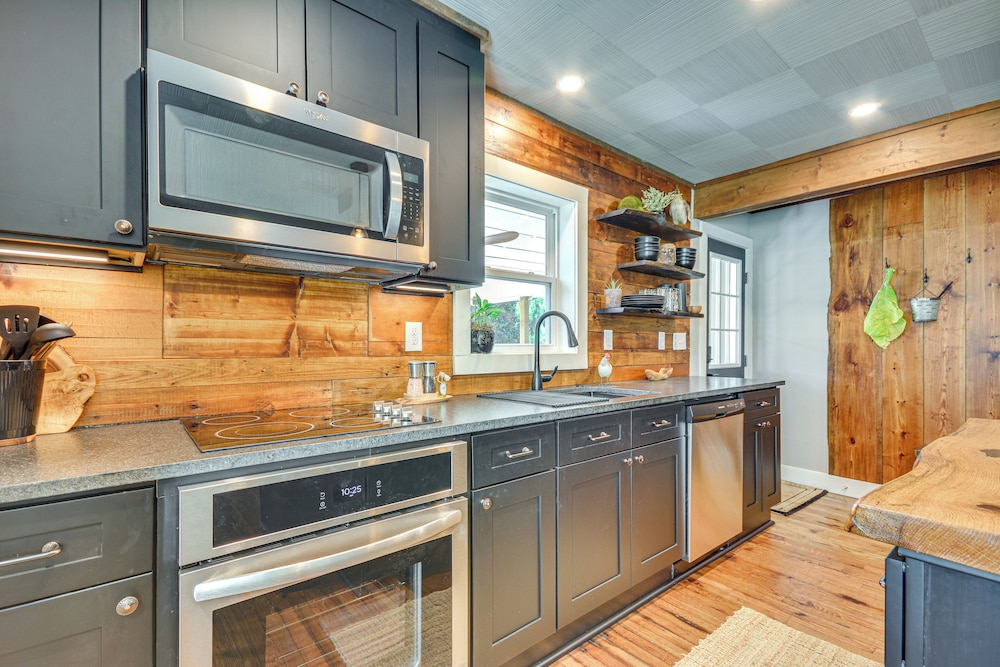 Cozy Cottage: Nature-filled Winston-salem Retreat!