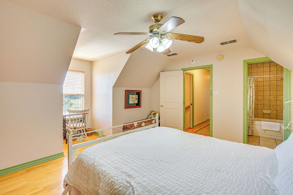 30 Mi to Fort Worth: Rural Retreat w/ Patio!