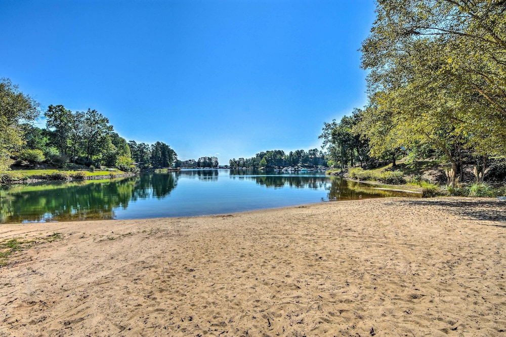 Lake Keowee Condo: Resort Pools & Lake Access! view 5