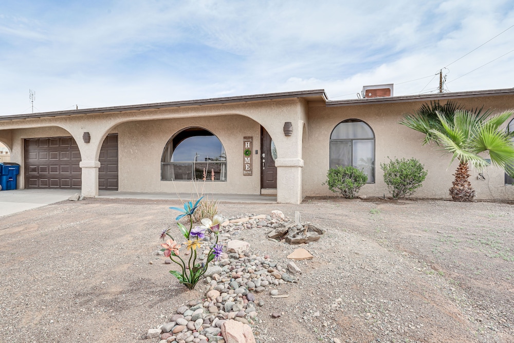 5 Mi to Lake Havasu: Home w/ Yard & Pool view 2
