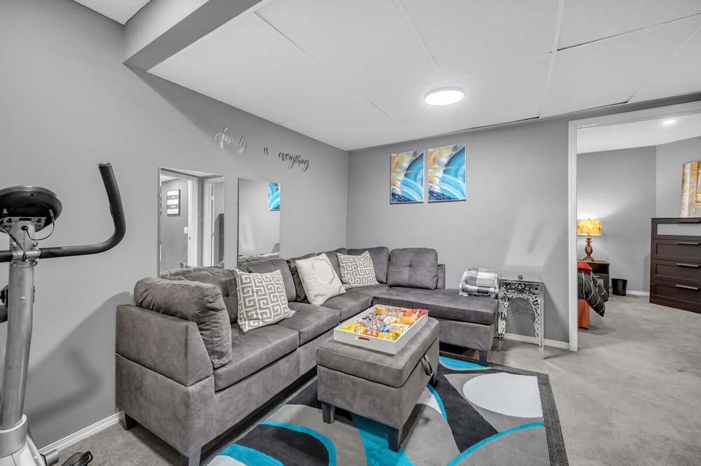 12 Spacious Home w A C Crib Garage By Airport