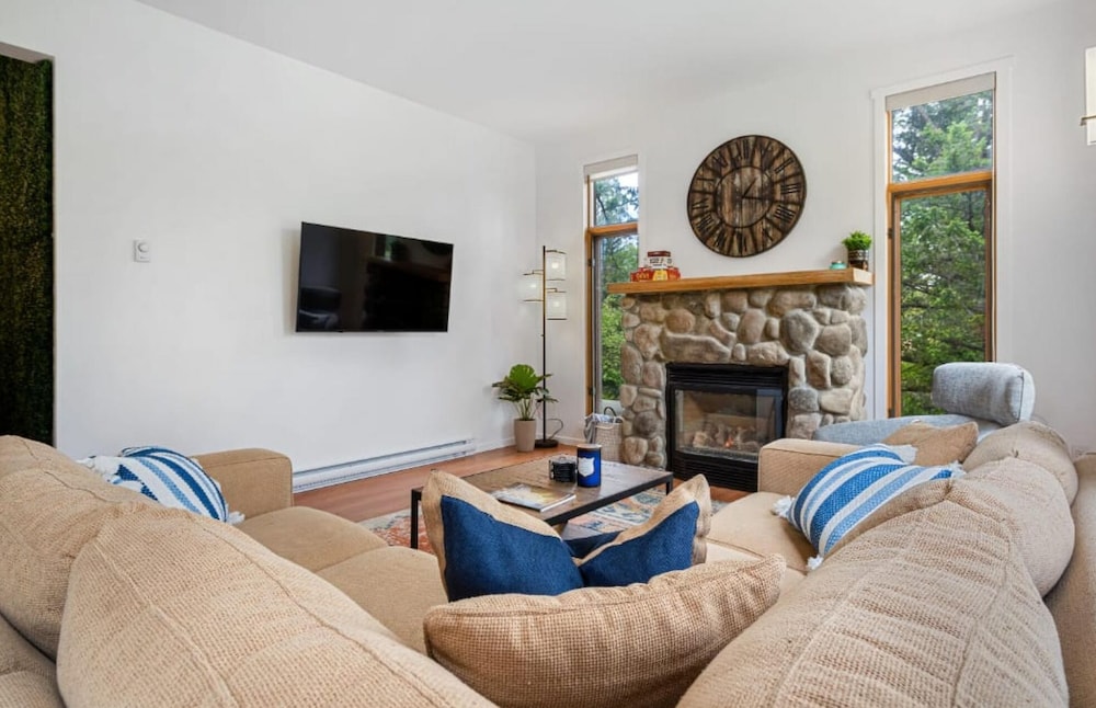Chardonnay Chalet No Service Fees Fireplace