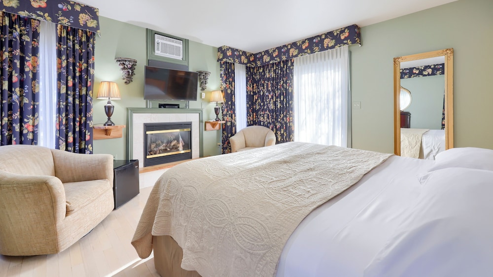 Twin Pine Manor Bed & Breakfast