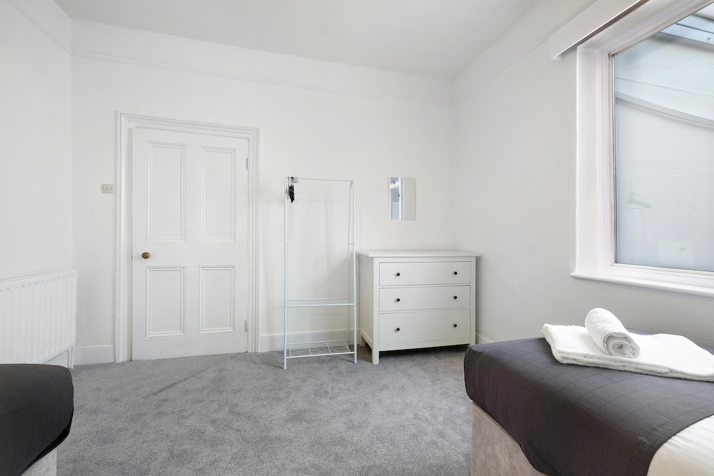 Heathrow Living Stanwell Serviced House