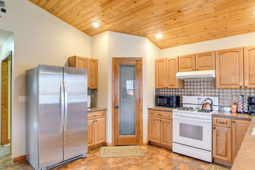 6 Mi to Dtwn Pella: Riverfront Cabin w/ Game Room!