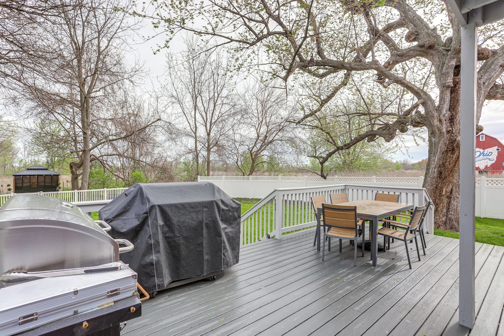 7 Mi to Cedar Point: Retreat w/ Hot Tub & Gazebo