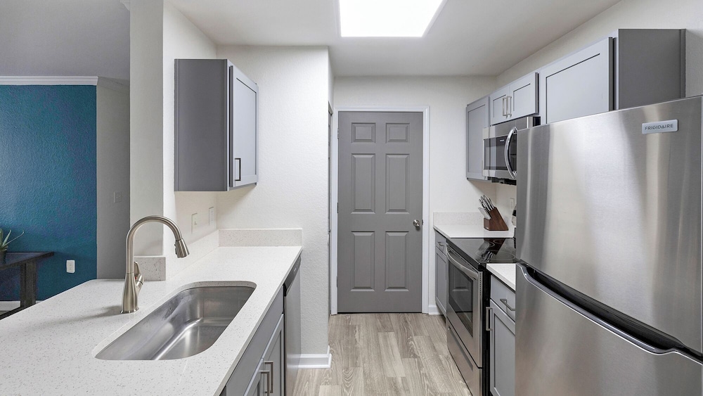 Landing Beautiful 1bd, Courtyard, Clubhouse