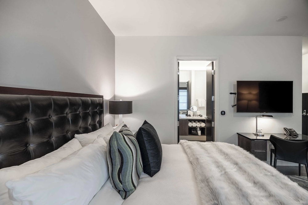 121 Hotel Floor 1 & 2 by Avantstay Sleeps 34, 10 Units in Nashville