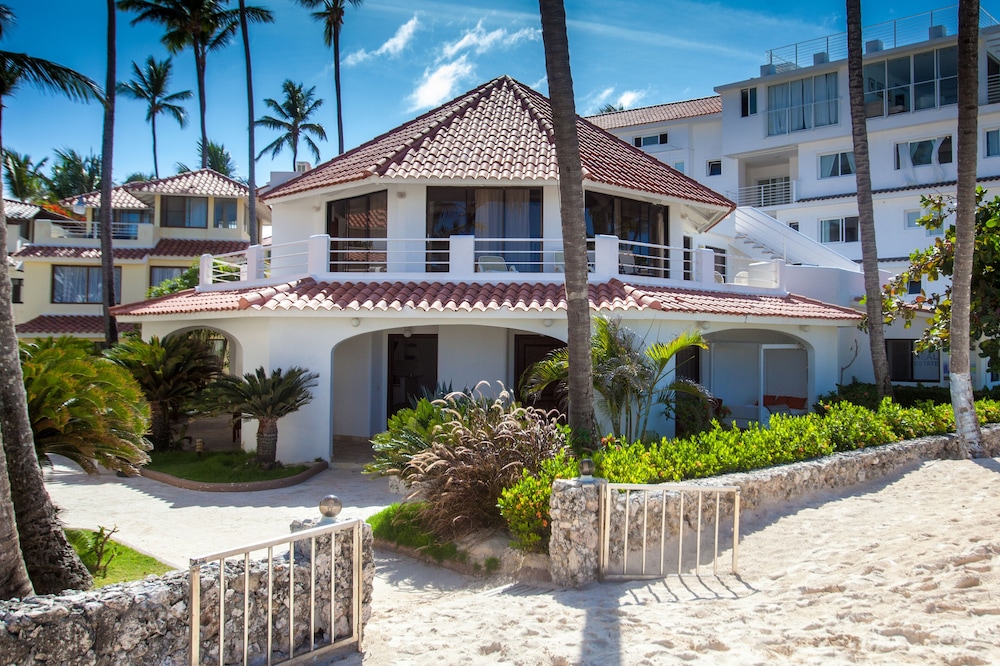 Los Corales Beach Village