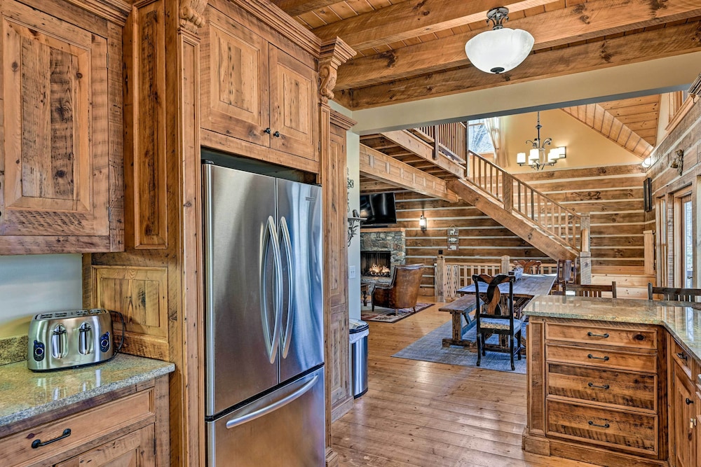 Hot Tub & Fire Pit: Getaway Near Nantahala Gorge! view 2