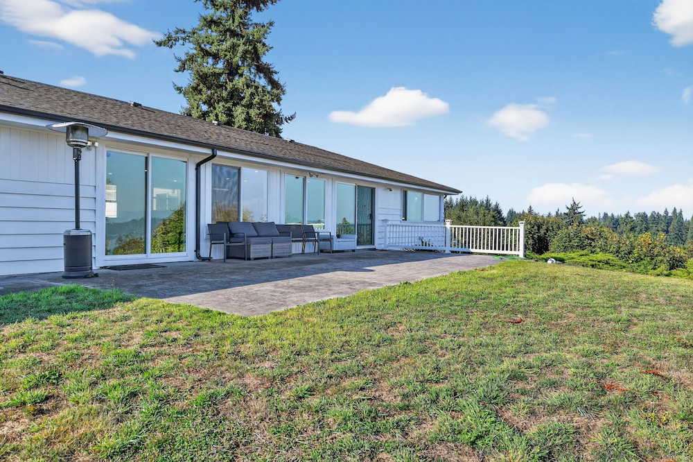 Relaxing Coastal Escape With Ocean Views 5 Bedroom Home