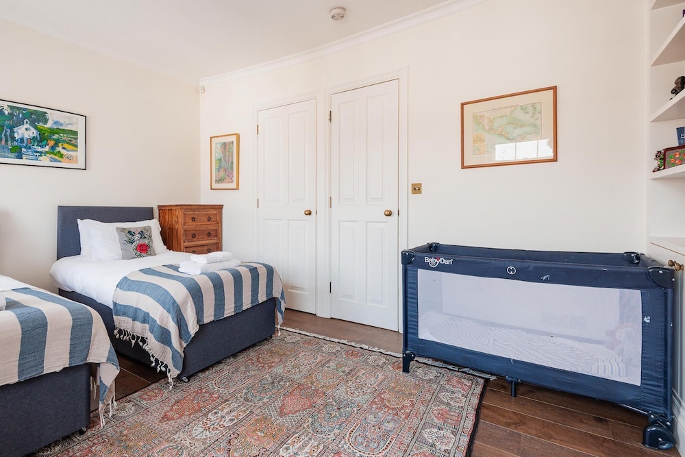 Charming Pimlico Home Close to the River Thames by Underthedoormat