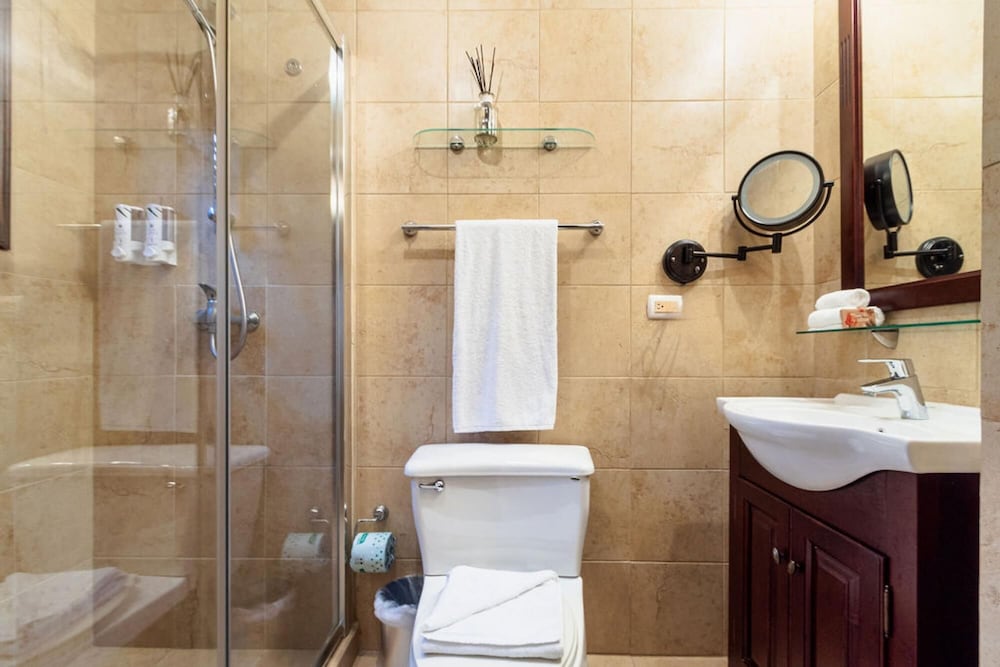 2BR 3BA Town Home w GYM Tennis Courts Pools