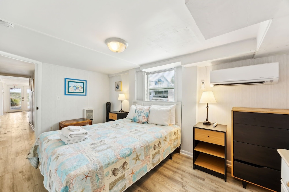 124 S Fletcher - Downstairs 3 Bedroom Duplex