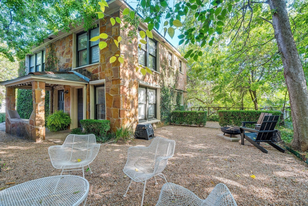 4 Mi to Dtwn: Pet-friendly Austin Studio