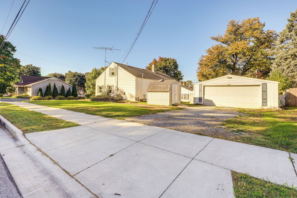 < 1 Mi to Dwtn: Valparaiso Family Home