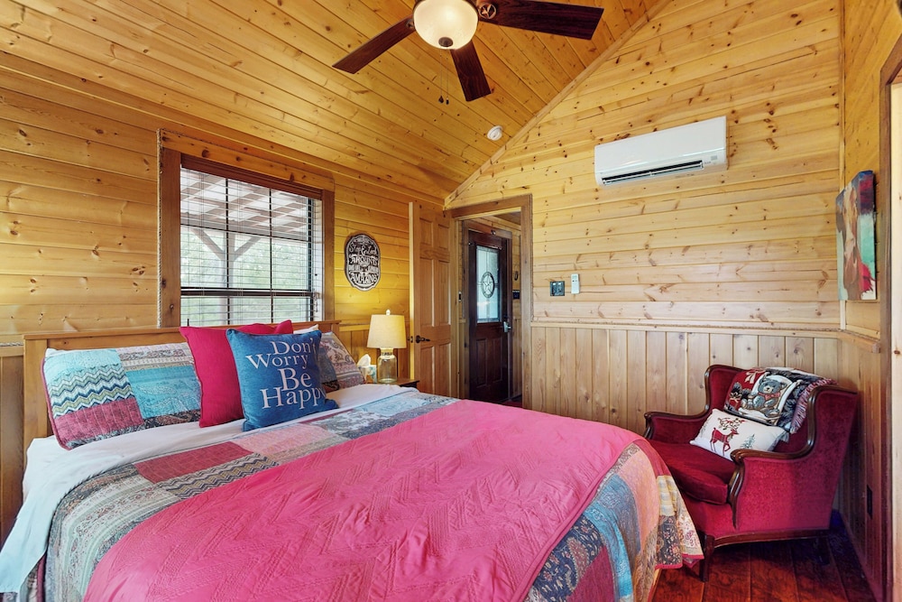 Water-view Cabin w/ Front Porch, W & D, Streaming