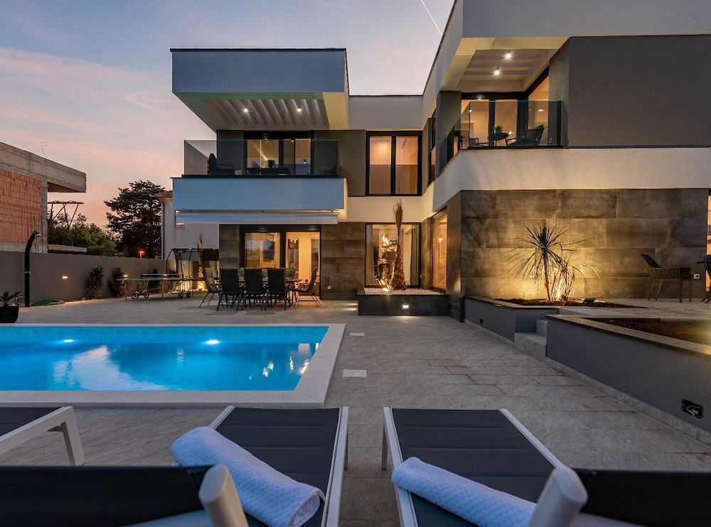 Ren-lux With Heated Pool - H