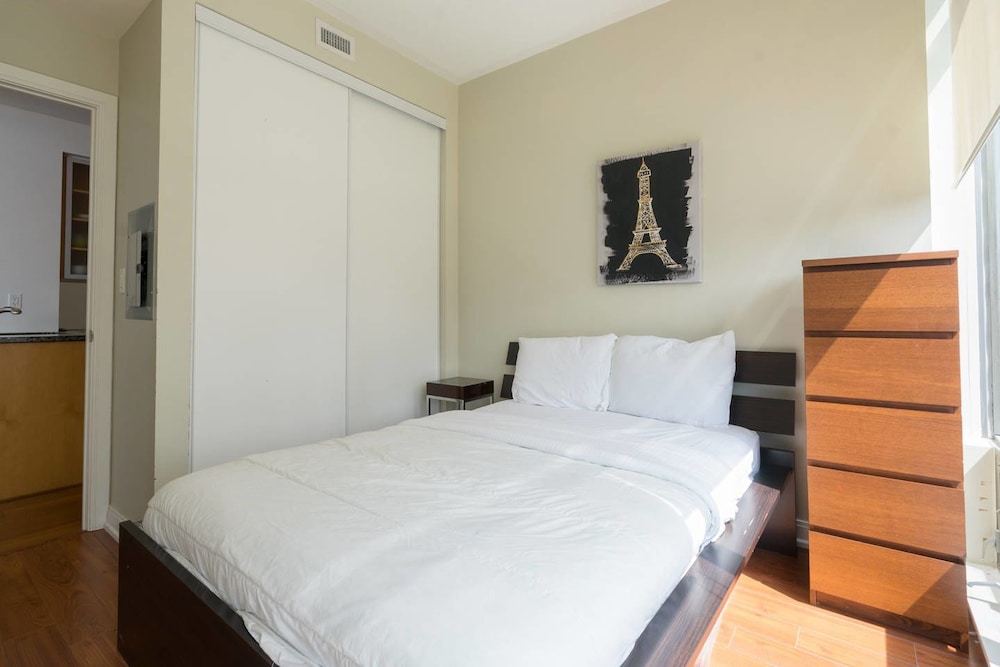 Yorkville Fantasy Yonge & Bloor 2BR 2BT - Image 2