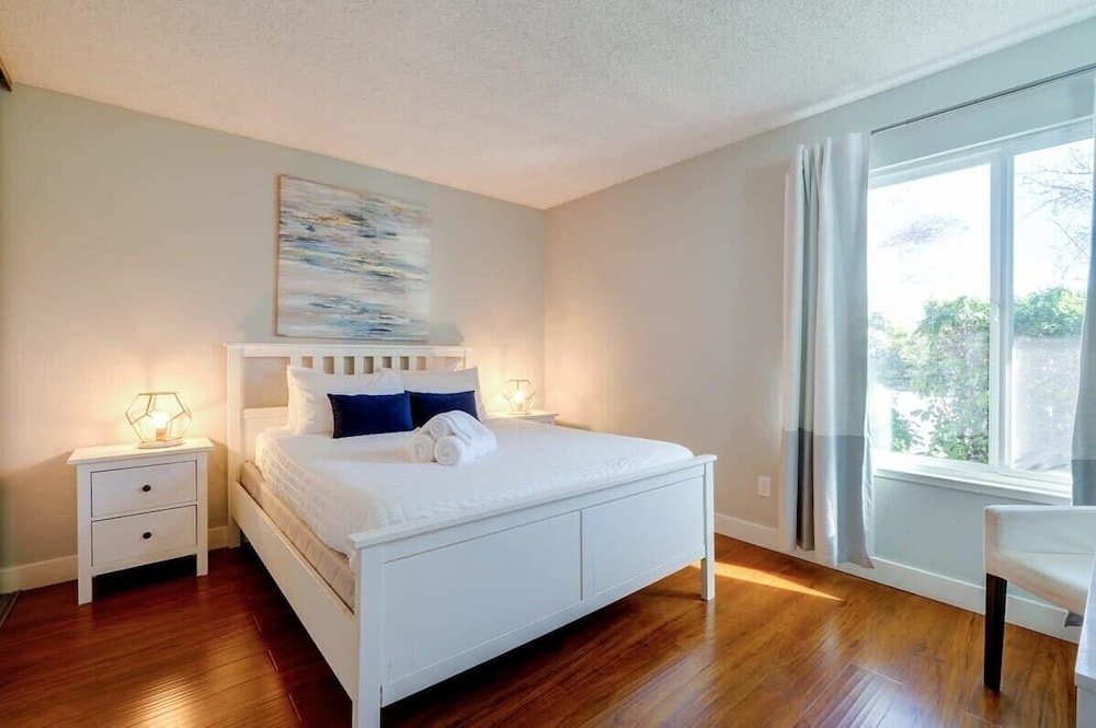 @ Marbella Lane - 4BR Home Away From Home Ldry